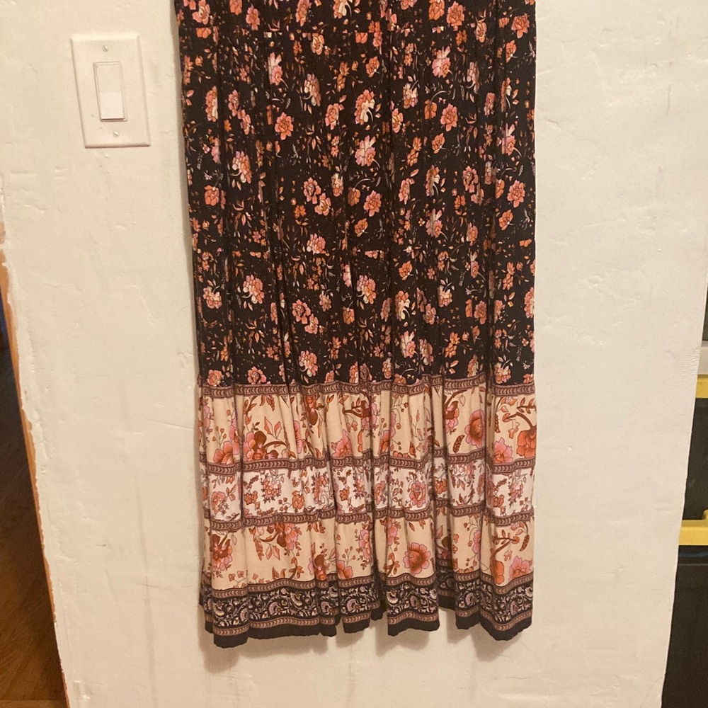 NATURAL LIFE Floral V-Neck dress in Black and Orange - Picture 2 of 3